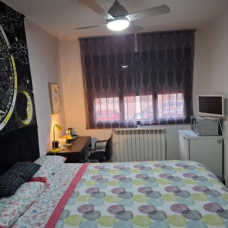 Habitaciones Individuales Wifi Tv Microondas Cerca Del Aeropuerto Madrid Habitacion Grande Wc Privado O Habitacion Pequena Wc Compartido Muy Tranquilas Bien Comunicadas Tren Metro Bus Facil Aparcamiento ซานเซบัสเตียน เดลอส เรเยส ภายนอก รูปภาพ