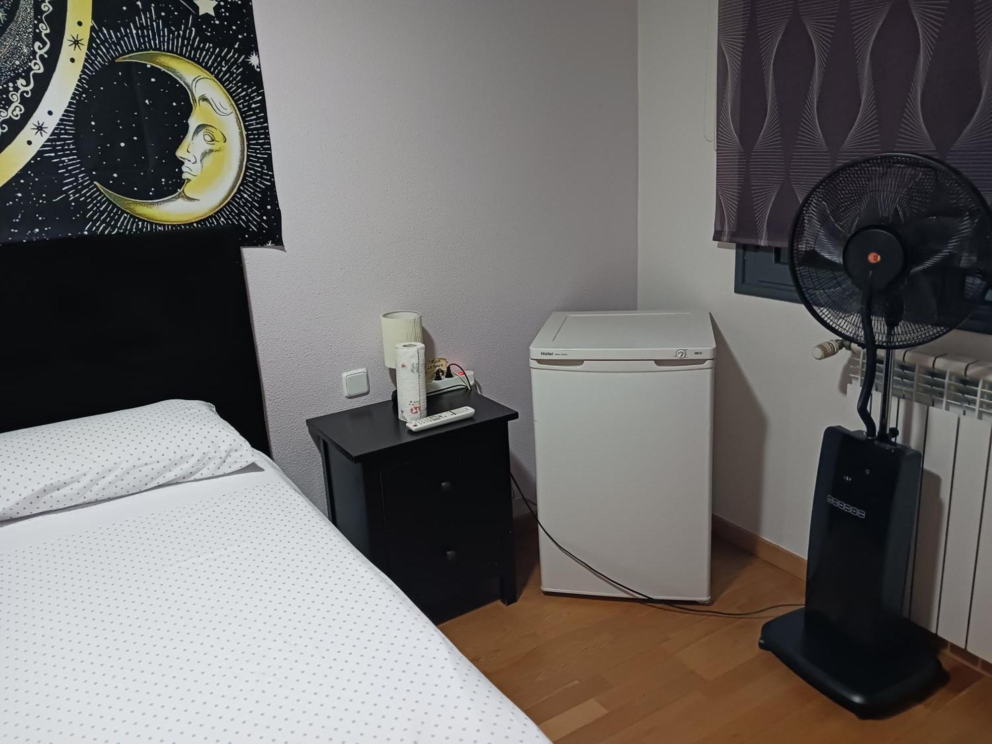 Habitaciones Individuales Wifi Tv Microondas Cerca Del Aeropuerto Madrid Habitacion Grande Wc Privado O Habitacion Pequena Wc Compartido Muy Tranquilas Bien Comunicadas Tren Metro Bus Facil Aparcamiento ซานเซบัสเตียน เดลอส เรเยส ภายนอก รูปภาพ