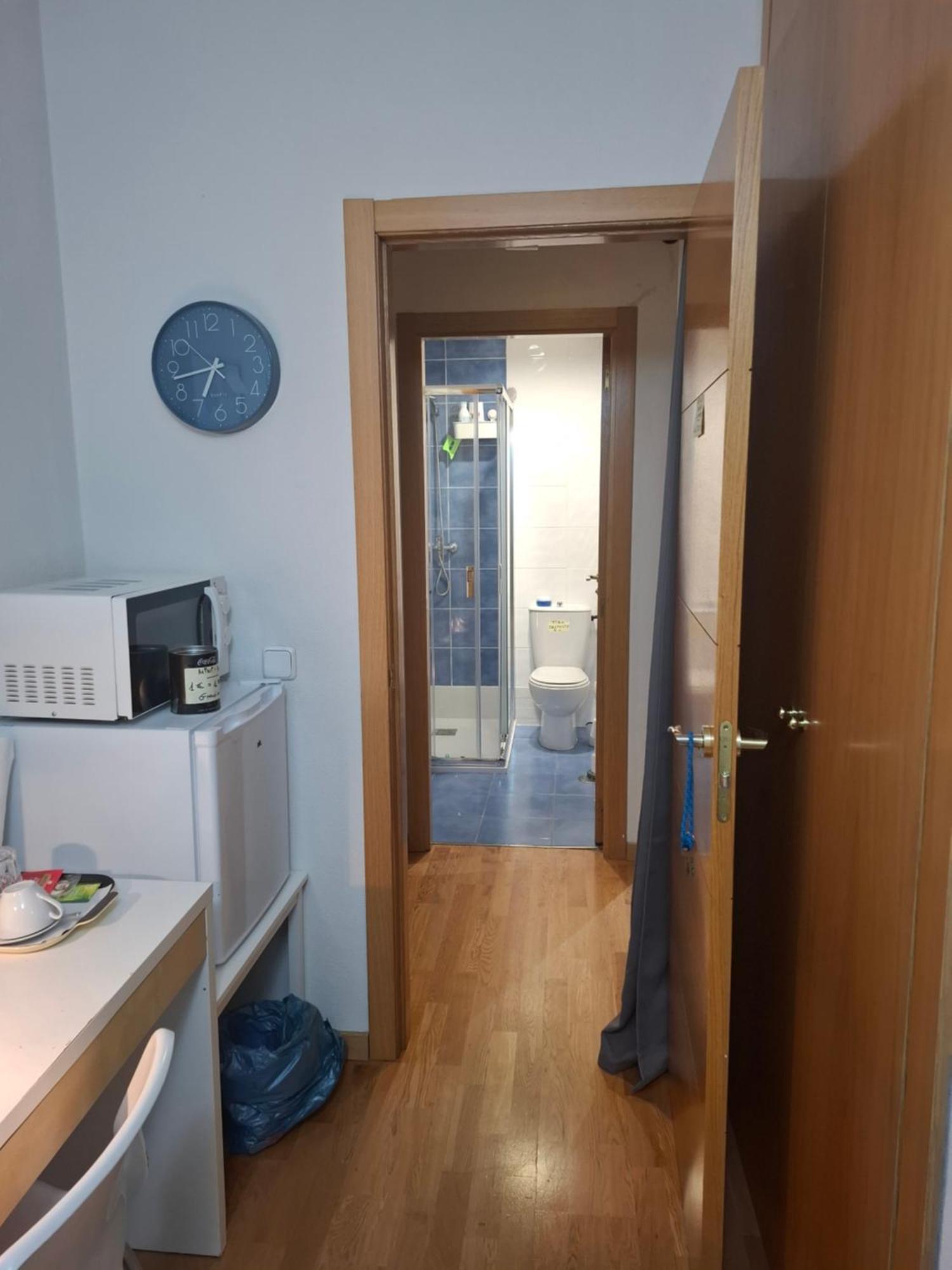 Habitaciones Individuales Wifi Tv Microondas Cerca Del Aeropuerto Madrid Habitacion Grande Wc Privado O Habitacion Pequena Wc Compartido Muy Tranquilas Bien Comunicadas Tren Metro Bus Facil Aparcamiento ซานเซบัสเตียน เดลอส เรเยส ภายนอก รูปภาพ