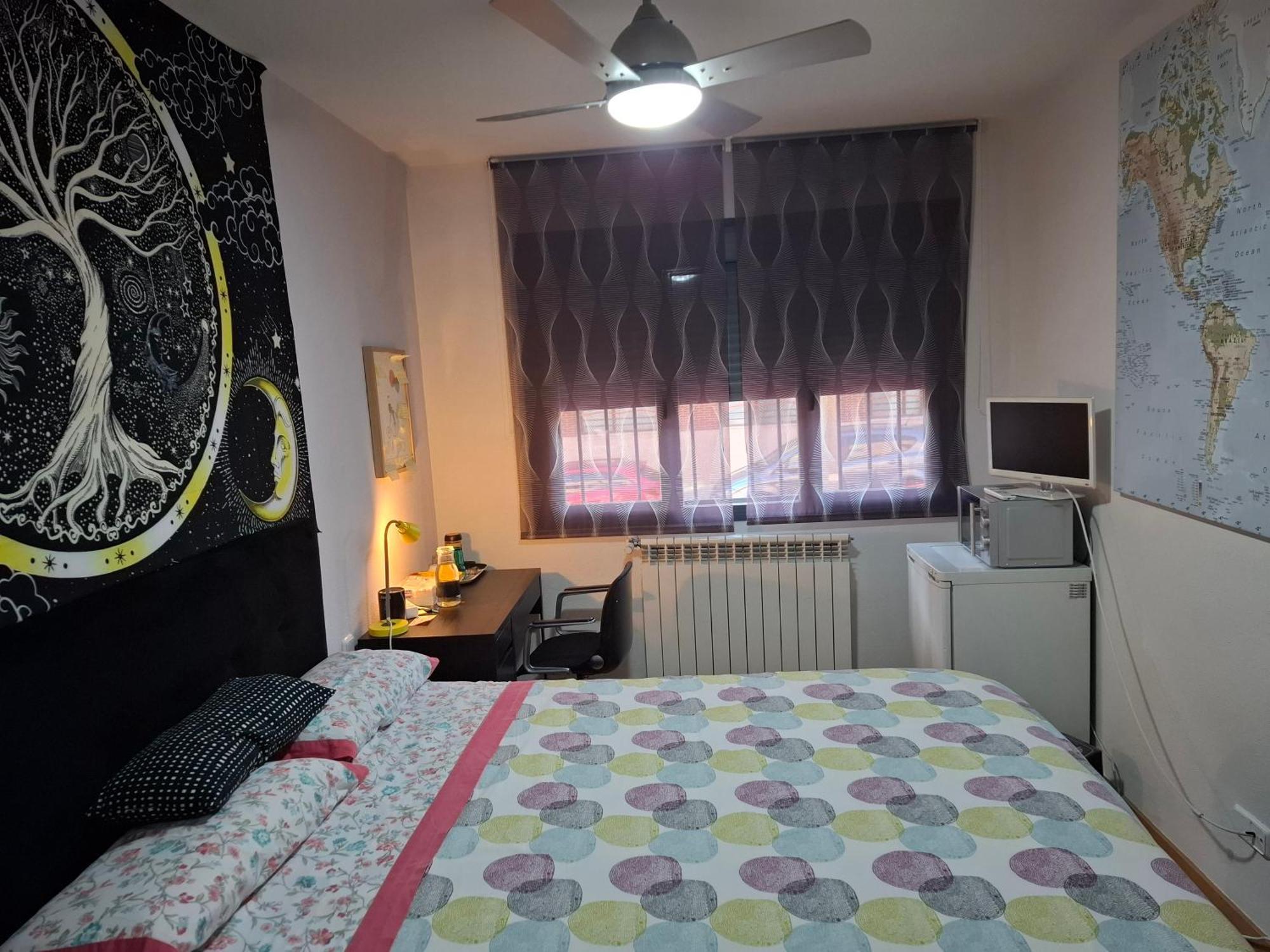 Habitaciones Individuales Wifi Tv Microondas Cerca Del Aeropuerto Madrid Habitacion Grande Wc Privado O Habitacion Pequena Wc Compartido Muy Tranquilas Bien Comunicadas Tren Metro Bus Facil Aparcamiento ซานเซบัสเตียน เดลอส เรเยส ภายนอก รูปภาพ
