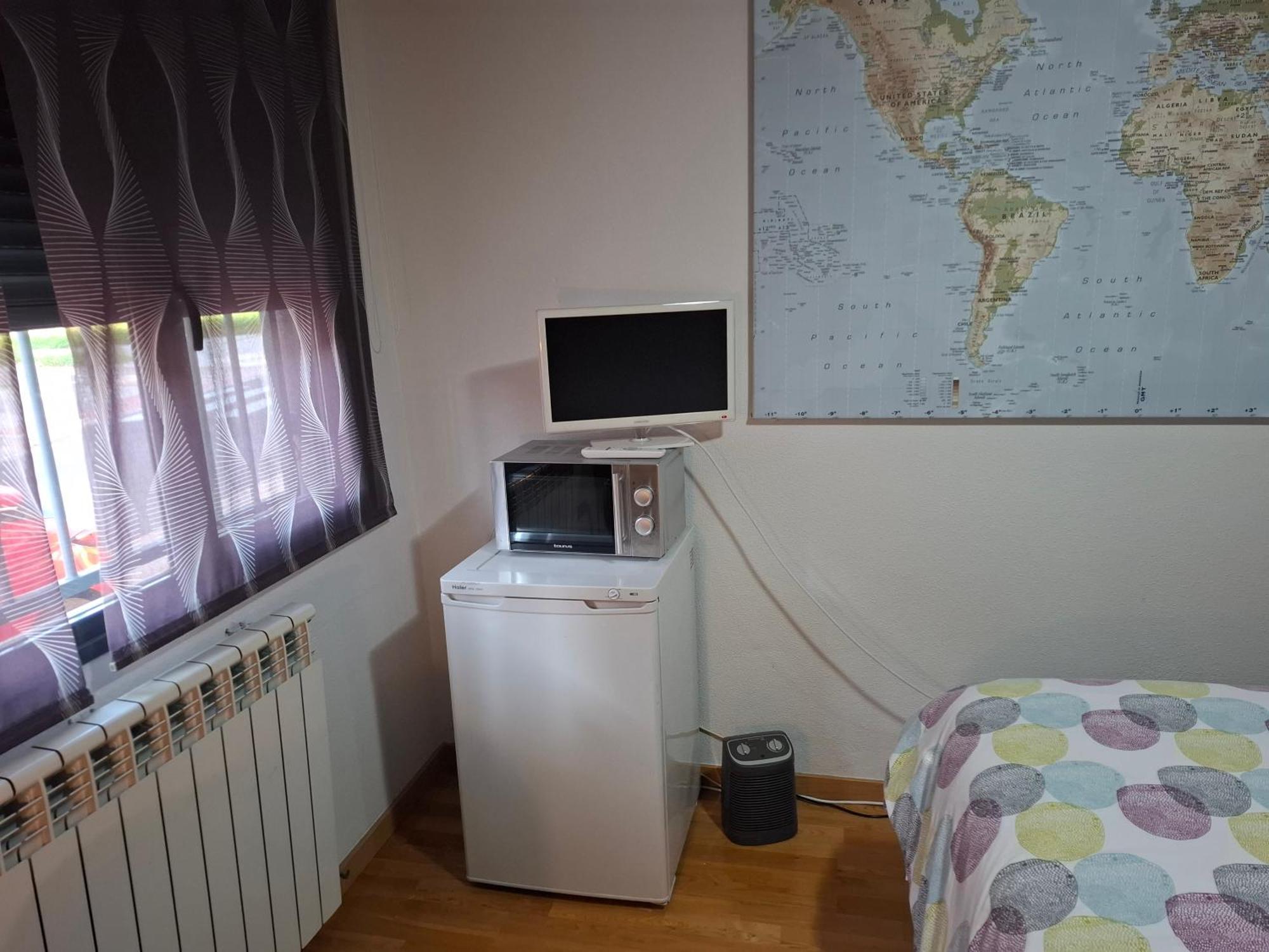 Habitaciones Individuales Wifi Tv Microondas Cerca Del Aeropuerto Madrid Habitacion Grande Wc Privado O Habitacion Pequena Wc Compartido Muy Tranquilas Bien Comunicadas Tren Metro Bus Facil Aparcamiento ซานเซบัสเตียน เดลอส เรเยส ภายนอก รูปภาพ