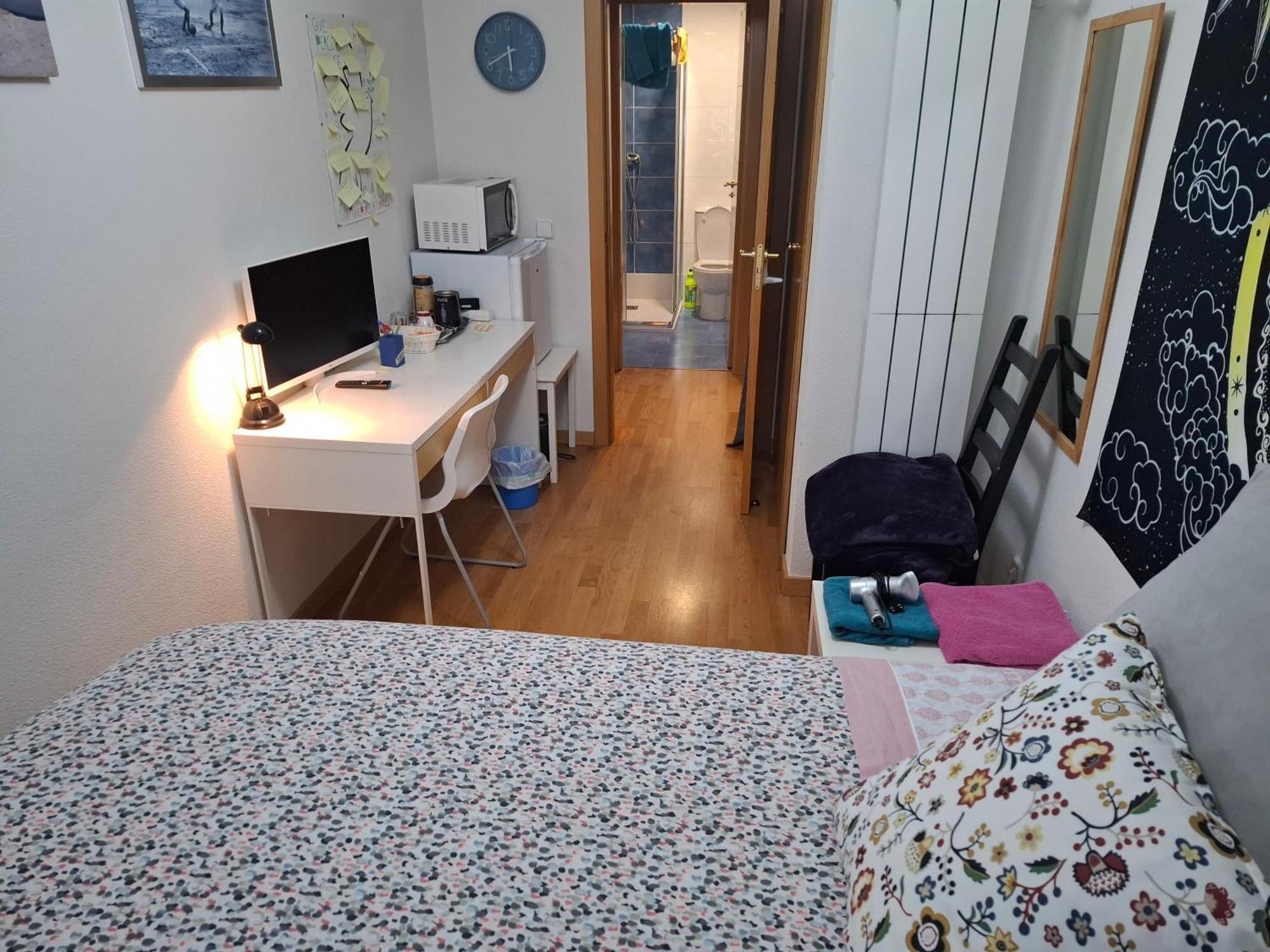 Habitaciones Individuales Wifi Tv Microondas Cerca Del Aeropuerto Madrid Habitacion Grande Wc Privado O Habitacion Pequena Wc Compartido Muy Tranquilas Bien Comunicadas Tren Metro Bus Facil Aparcamiento ซานเซบัสเตียน เดลอส เรเยส ภายนอก รูปภาพ